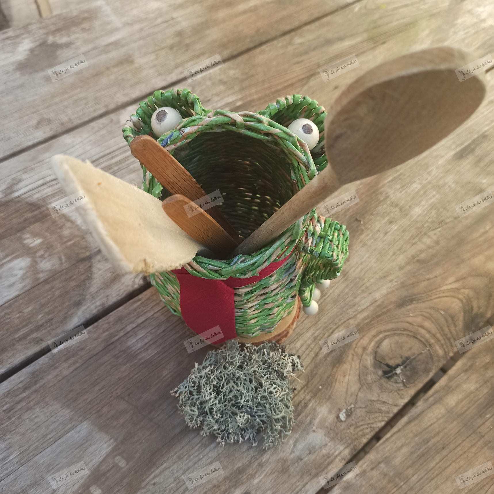 grenouille porte ustensiles cuisine crayon cravate papier recyclé