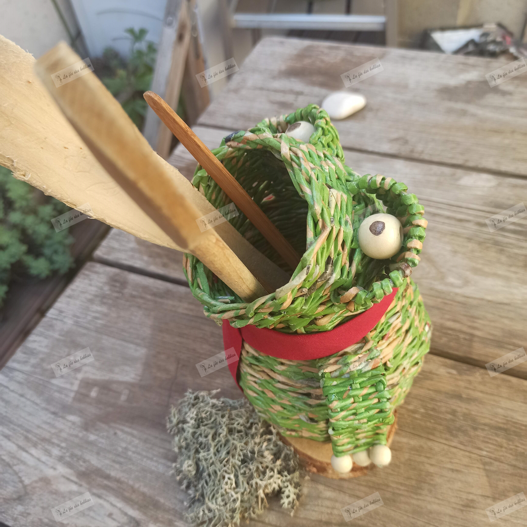 grenouille porte ustensiles cuisine crayon cravate papier recyclé