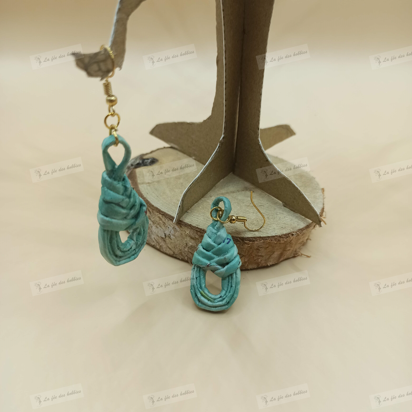 Bijoux réalisé à la main en papier recyclé, arabesque turquoise