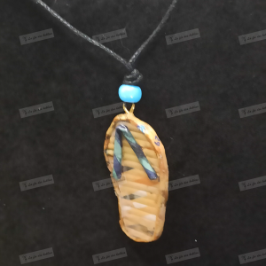 Bijoux réalisés avec du papier recyclé et résine. boucles oreilles en forme de tongs