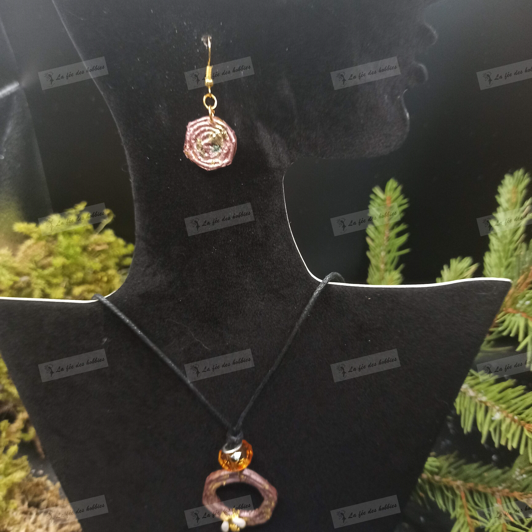 bijoux en papier recyclé rond rose et feuille d'or. abeille dorée