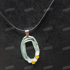 Bijoux en papier recyclé avec perles en forme de fleurs. rectangle
