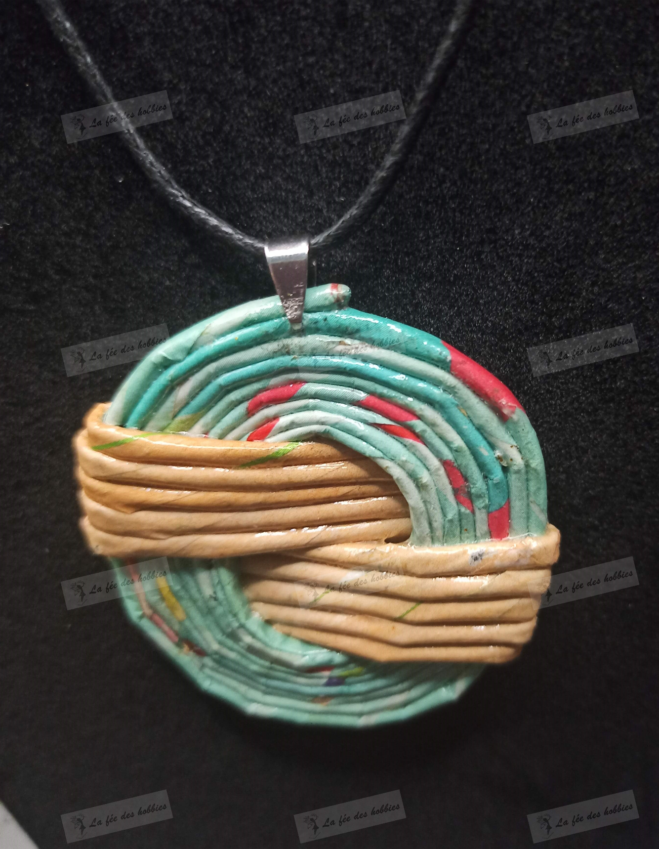 pendentif enlacées sable et turquoise. Bijoux en papier recyclé