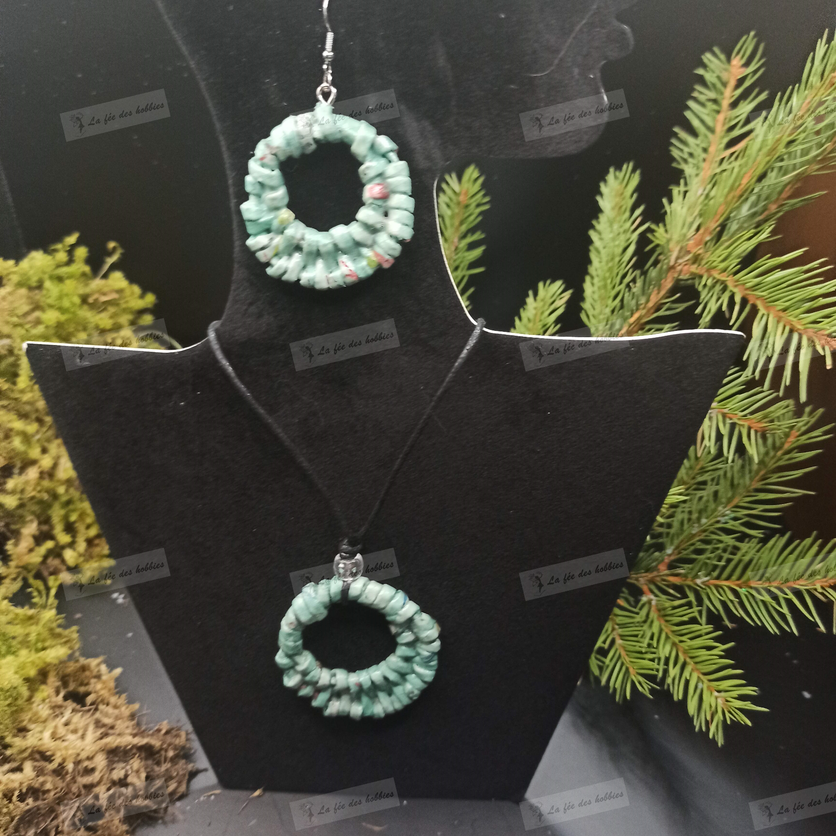 bijoux réalisés avec du papier recyclé avec perles bleue