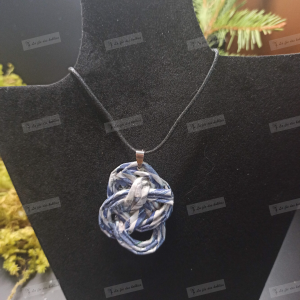 bijoux réalisés avec du papier recyclé double noeud
