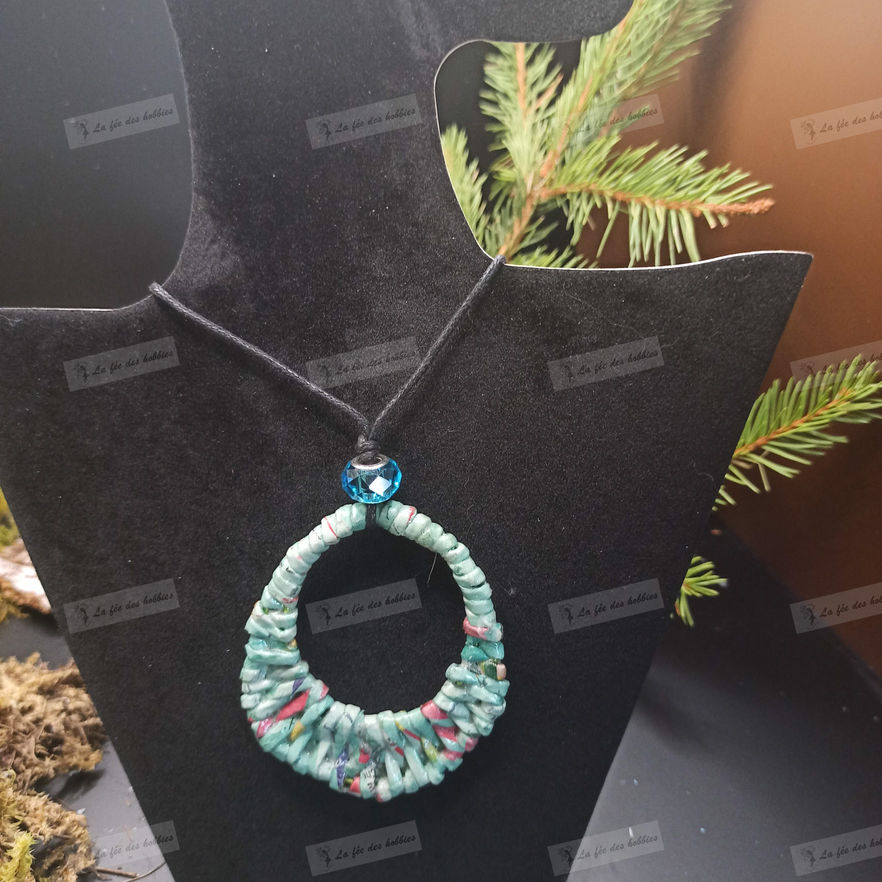 bijoux réalisés avec du papier recyclé avec perles bleue créole