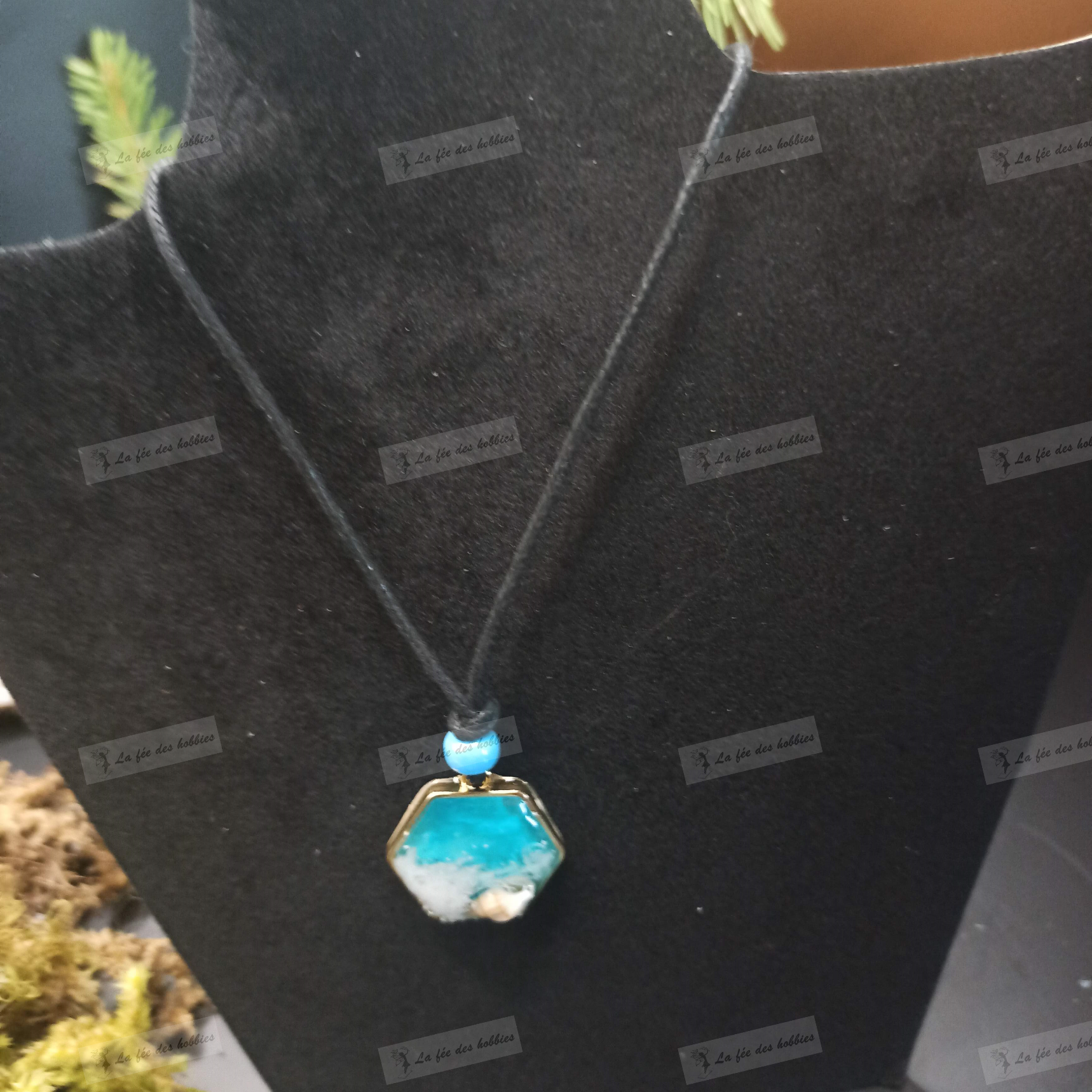 bijoux réalisé en résine. coquillage