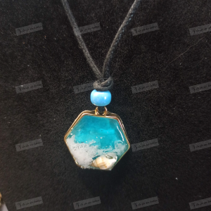 bijoux réalisé en résine. coquillage exagonale