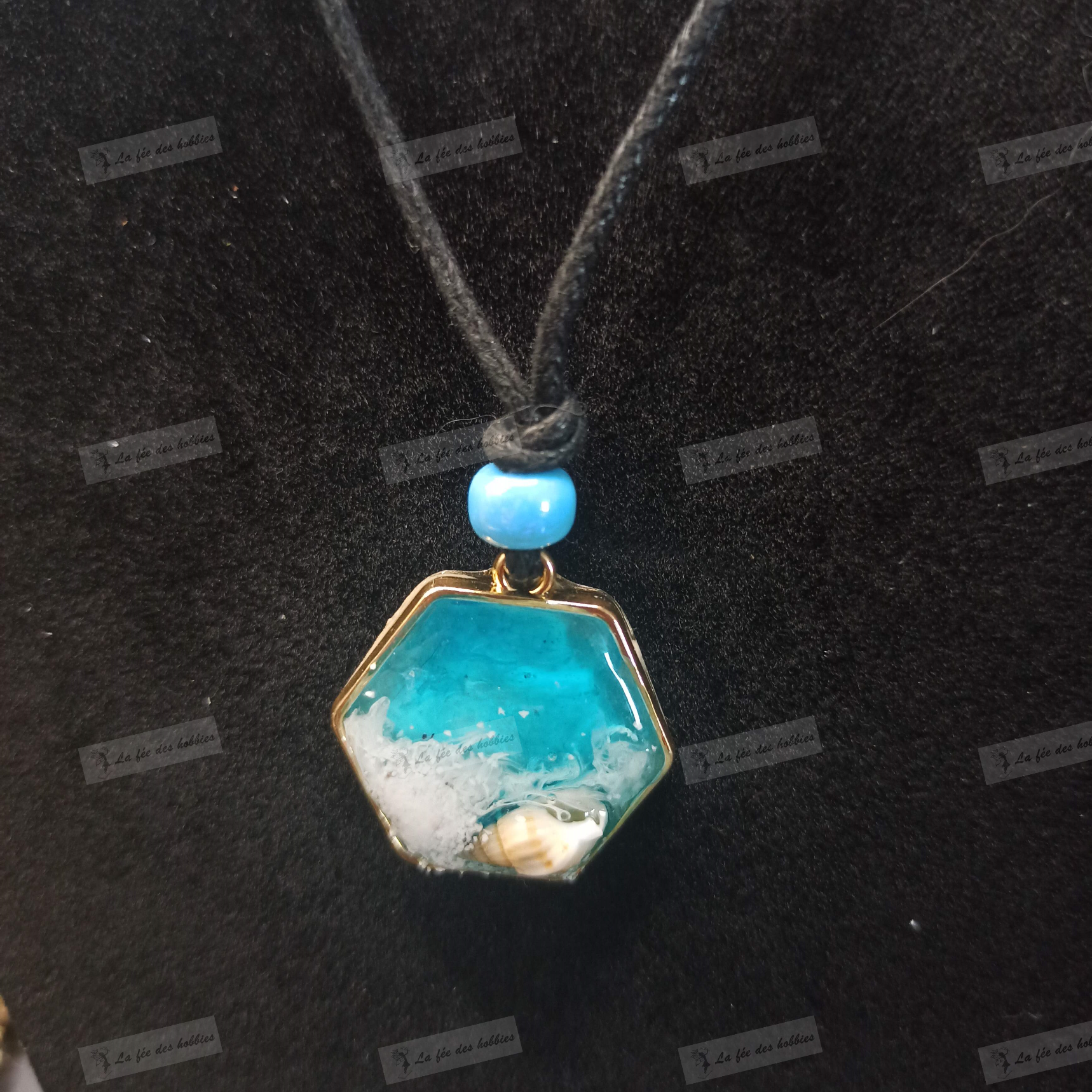 bijoux réalisé en résine. coquillage exagonale