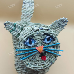 Boite chat réalisée avec des papiers recycles, non peinte mais vernie. on peut y mettre crayons ou ustensiles de cuisine