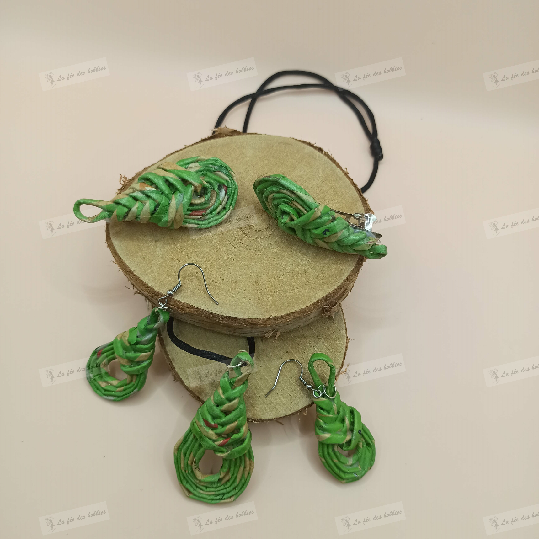 Bijoux réalisés en papier recyclé. pendentif arabesque vert